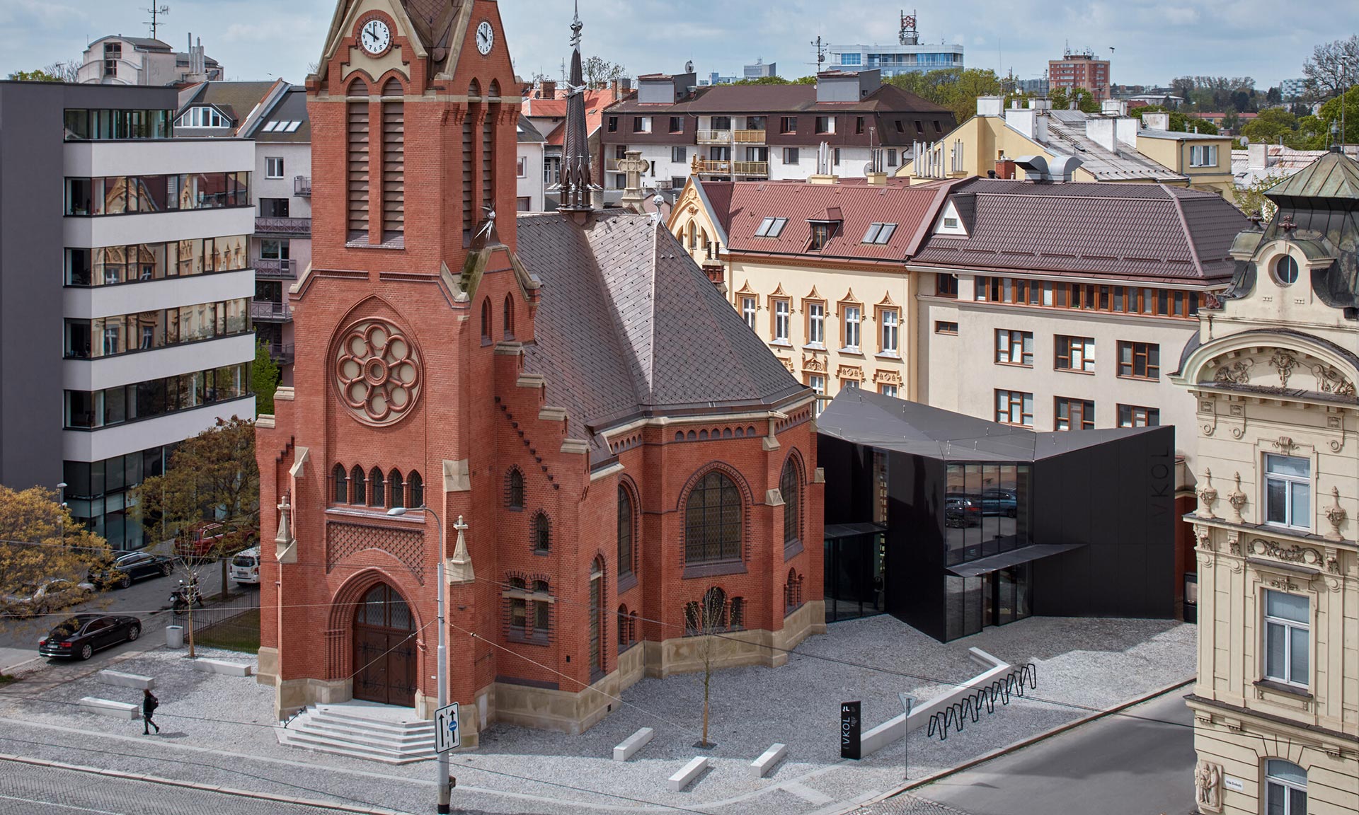 Červený kostel v Olomouci se proměnil na kulturní centrum a obohacen byl o černou přístavbu