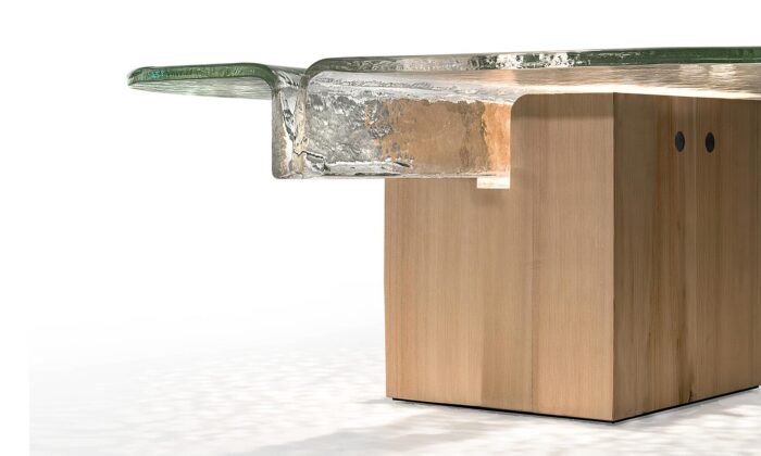 Noa Tamura navrhla pro Wonderglass kávový stolek Cascade z litého skla inspirovaného řekou