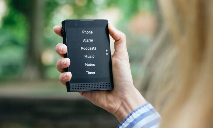 Light Phone III je malý černobílý mobil se základní výbavou a velmi příjemným designem