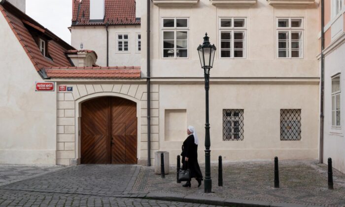 Malý Buquoyský palác v centru Prahy prošel citlivou rekonstrukcí a překvapuje svěžími interiéry v barvách