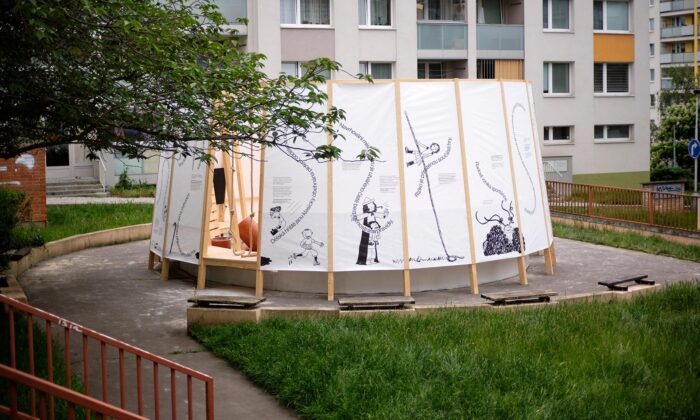 Na Žižkově mezi paneláky vzniklo experimentální hřiště pro děti a jejich rodiče Nami Play Pavilon
