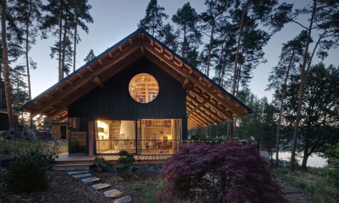 Spiegelbaude je dřevěný rodinný dům s opálenou fasádou a výhledem na české jezero