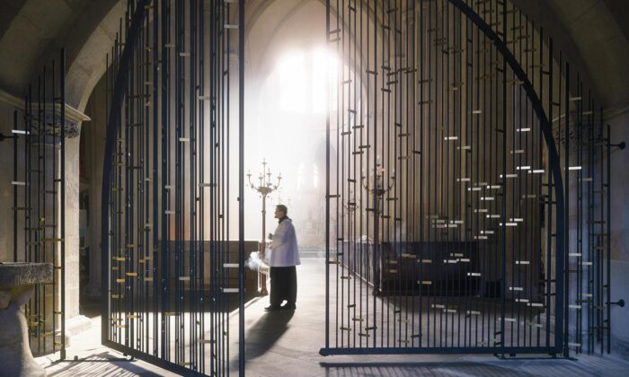 Chrám svatého Bartoloměje v Kolíně má novou Svatováclavskou mříž s unikátním zdobením chorálem