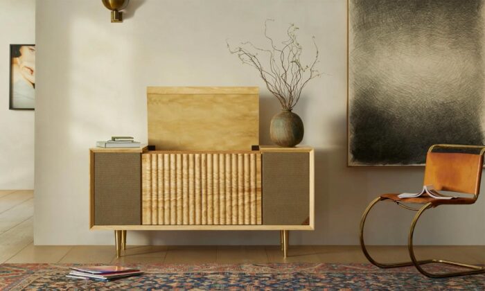 Wrensilva vytvořila dřevěný konzolový stolek M1 se zabudovaným gramofonem a dvěma reproduktory