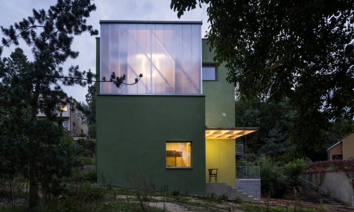 Zelený dům v Praze zaujme průsvitnou částí nad schodištěm a hřejivým interiérem s dřevěnými stropy