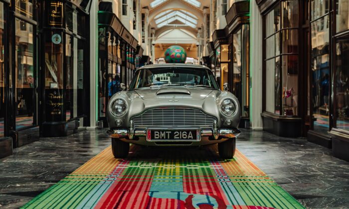 Aston Martin oslavuje 60 let filmu Goldfinger a v Londýně otevřel tajný House of Q plný vynálezů