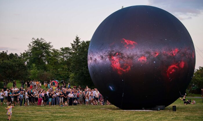 Obří svítící instalace hvězdné oblohy na modelu Astrosféra rozsvítila Festival Planet Brno