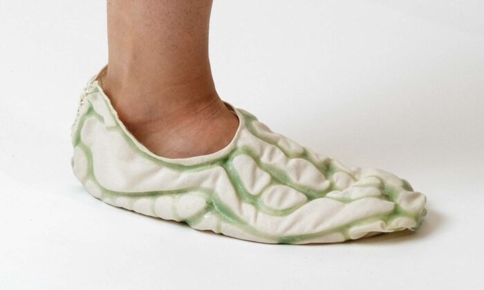 Američanka navrhla boty Synthiesis čistící vzduch od oxidu uhličitého pouhým nošením