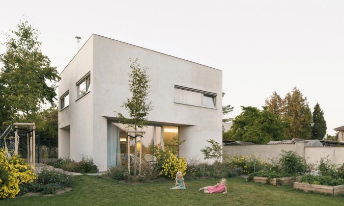 V Radotíně vyrostl rodinný dům se zaoblenými rohy u oken a zelenou střechou s vyhlídkou