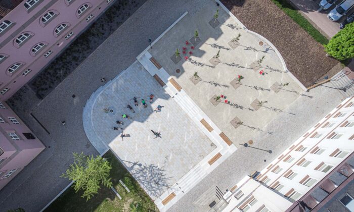 Prostor mezi školami v Pelhřimově se proměnil na park s možnostmi rozmanitého využití