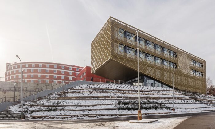 Jinonický areálu Univerzity Karlovy má novou budovu s geometrickým designem a zlatou fasádou