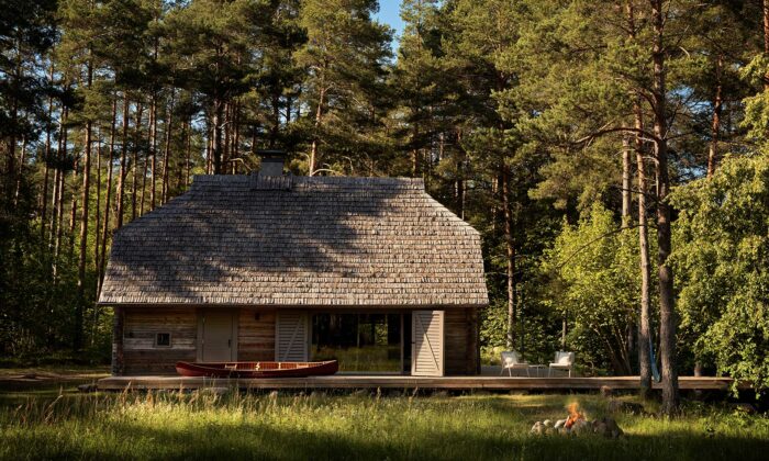 V Lotyšsku zrekonstruovali památkově chráněný dům rybáře z roku 1876 na stylové bydlení