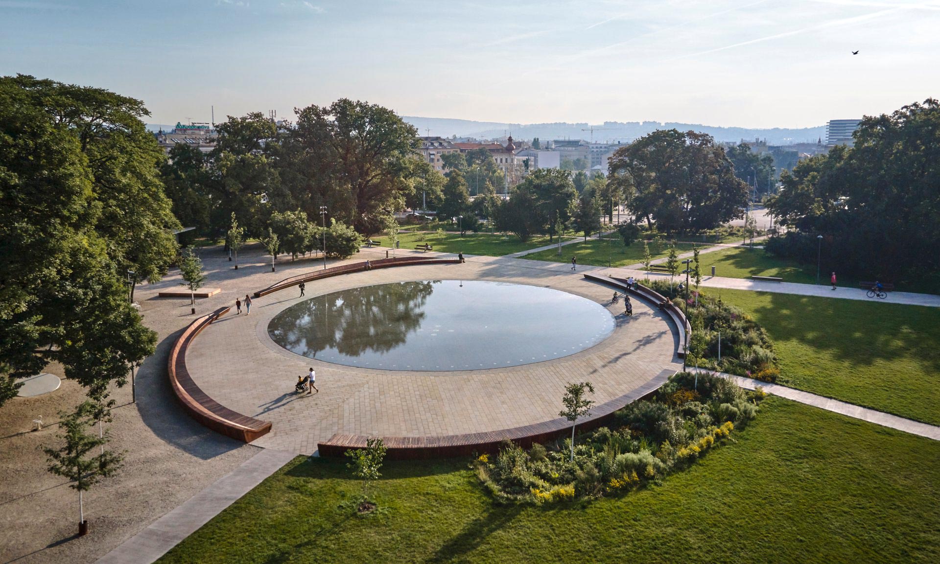 Moravské náměstí v Brně má po revitalizaci skvělý park s velkou vodní plochou a fontánou uprostřed