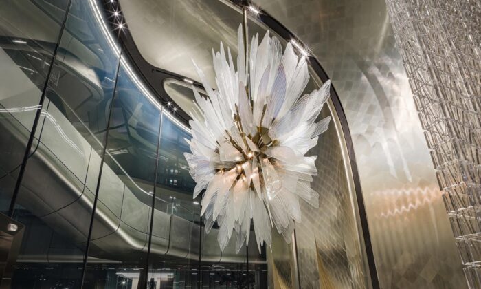 Lasvit vytvořil instalaci In Bloom do lobby budovy The Henderson od Zaha Hadid Architects