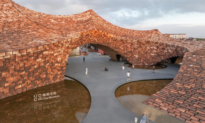 Kengo Kuma postavil muzeum keramiky UCCA s fasádou a střechou pokrytou tisíci barevných keramických tašek