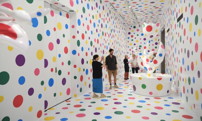 Yayoi Kusama vystavuje v Melbourne dosud největší retrospektivu zahrnující 200 instalací a děl