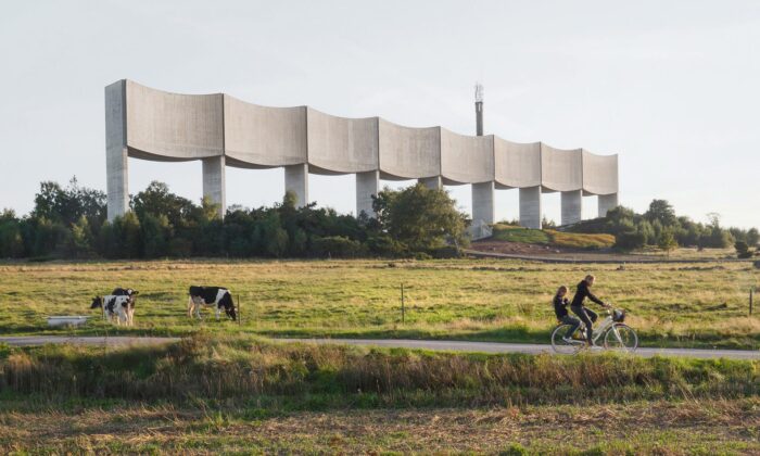 Na jihozápadě Švédska vyrostla vodárenská věž Våga Water Tower z osmi betonových vln