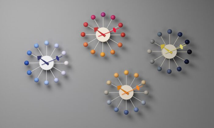 Vitra vyrobila limitovanou edici čtyř různobarevných hodin Ball Clock symbolizujících různé části dne