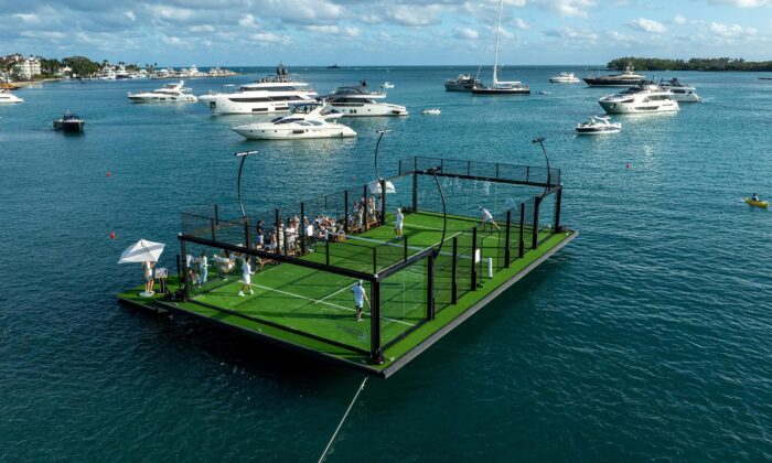 U přístavu v Miami otevřeli první plovoucí hřiště na světě na sport padel