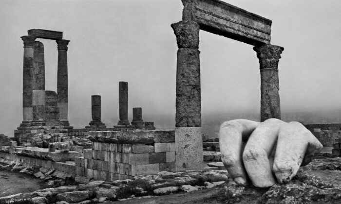 Josef Koudelka vystavuje v Praze svou unikátní sérii panoramatických fotografií Ruiny