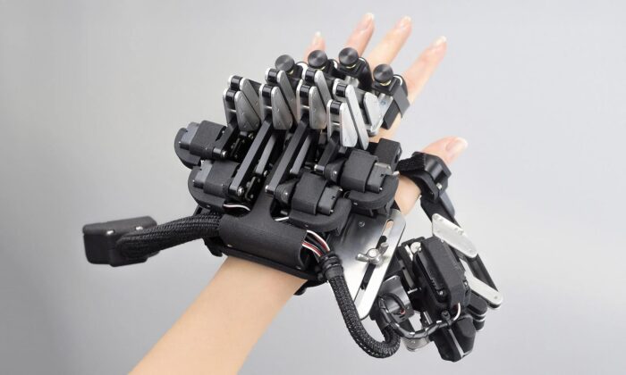 Japonský designér navrhl exoskelet pro hráče na klávesové nástroje pomáhající jim hrát rychleji