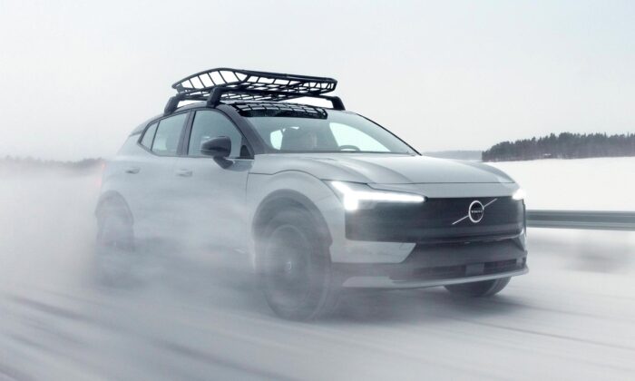 Volvo představilo čistě elektrický model EX30 v drsnější a dobrodružnější verzi Cross Country