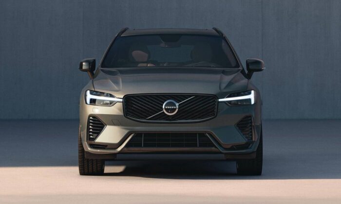 Volvo XC60 dostalo zásadně modernizovaný design a výraznou masku zdobenou pruhy